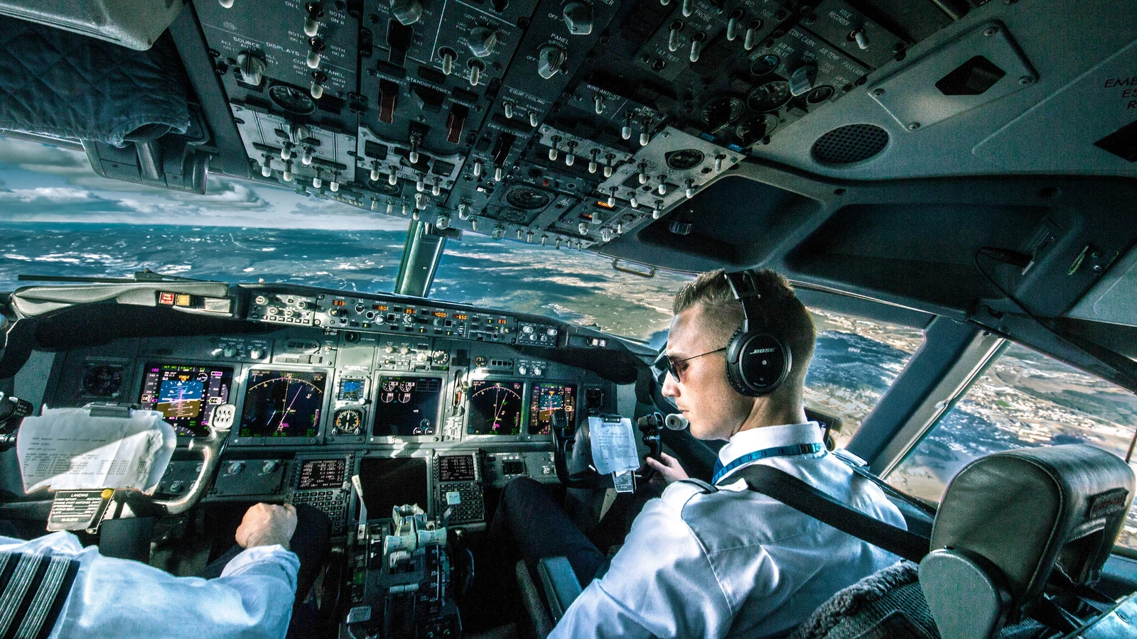 Archive view inside a Boeing 737 cockpit, with pilots and instrument panels, on an Oslo–Munich flight in March 2017.